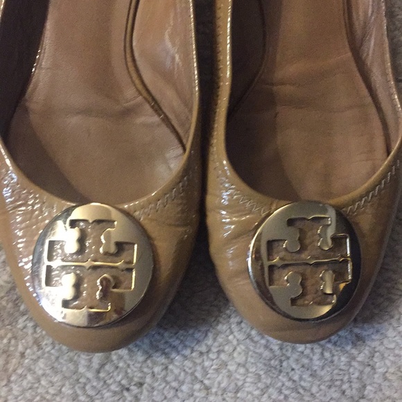 TORY BURCH Tan Patent Flats - Picture 3 of 5